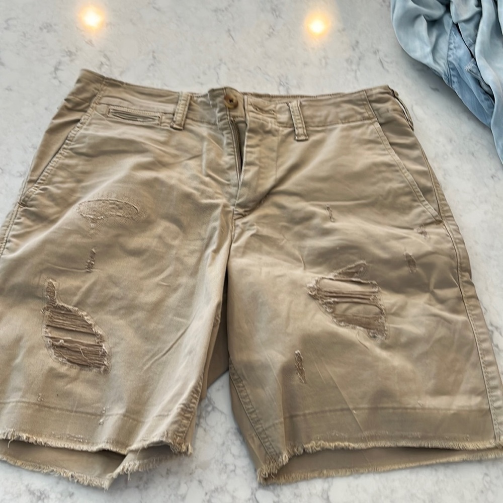 American eagle men’s faux worn shorts. Never worn however tags are off.